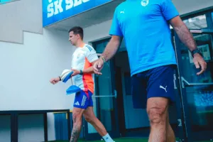 (ΦΩΤΟΣ) Η άφιξη της Πάφου στο Štadión Tehelné 