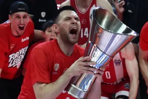 Η σημαία στον ιστό της/ Ανανέωσε με τον Ολυμπιακό ο "Παπ"