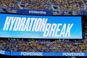Hydration breaks: Πώς ο Δούρειος Ίππος της FIFA φέρνει το ποδόσφαιρο πιο κοντά στο... NBA