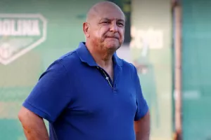 Υπό το βλέμμα Καραπατάκη