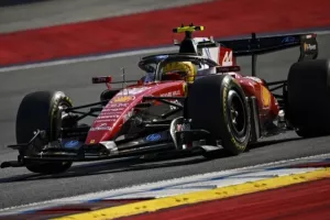 O Χάμιλτον ταχύτερος στο FP1 με τη Ferrari