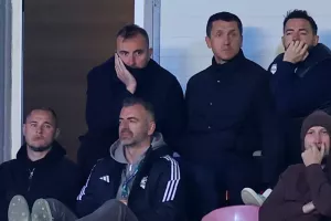 O ιδιοκτήτης... παρακολουθεί!
