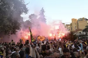Οι ΑΕΚτζήδες έκαναν "πάρτι" στις Σέρρες και μετά καθάρισαν την πλατεία!