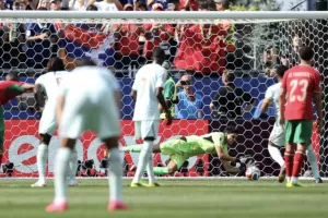(BINTEO) Απέκρουσε πέναλτι του Mbappe ο Bounou!