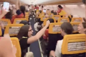 (ΒΙΝΤΕΟ) Επική ανακοίνωση πιλότου εν μέσω πτήσης... για την παγκόσμια πρωταθλήτρια!