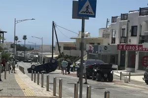 Αυτοκίνητο αναποδογυρίστηκε στη μέση του δρόμου στην Αγία Νάπα