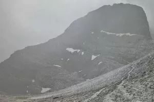 (ΒΙΝΤΕΟ) Χιόνισε στον Όλυμπο... μήνα Ιούλιο!