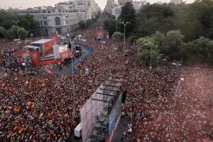 (Βίντεο/Φώτος) Λαοθάλασσα στην παρέλαση της πρωταθλήτριας κόσμου Ισπανίας!