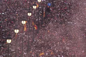 (Βίντεο/Φώτος) Λαοθάλασσα στην παρέλαση της πρωταθλήτριας κόσμου Ισπανίας!