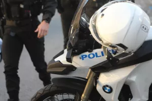 Ταχύτητα, κόκκινο, όπισθεν και κτύπημα σε υπηρεσιακή μοτοσικλέτα
