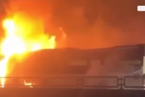 Τραγωδία: Λεωφορείο τυλίχτηκε στις φλόγες - Επτά νεκροί