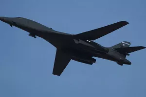 Οι ΗΠΑ επιστρατεύουν το βομβαρδιστικό B-1 καθώς εντείνουν τις επιθέσεις στο Ιράν