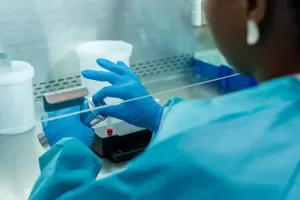Ελπίδα για τον Έμπολα: Ξεκίνησε η δοκιμή νέων θεραπειών για το στέλεχος του ιού που πλήττει τo Κονγκό