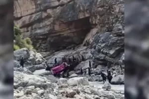 40 νεκροί από πτώση λεωφορείου σε χαράδρα στο Πακιστάν