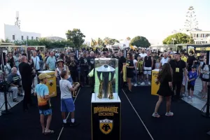 Βάφτηκε κιτρινόμαυρη η Πάρος για το πρωτάθλημα της ΑΕΚ!