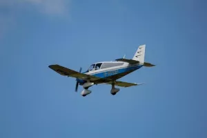 Θρίλερ στον αέρα: Πιλότος έπεσε από το αεροπλάνο και άφησε εκπαιδευόμενη να το προσγειώσει