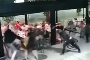 (Βίντεο) Άγρια επίθεση Βάσκων εθνικιστών σε Ισπανούς στρατιώτες στον τελικό του Μουντιάλ! 