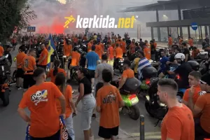 (ΦΩΤΟΣ Kerkida) Στο μνημείο του Καραολή η πορτοκαλί μοτοπορεία