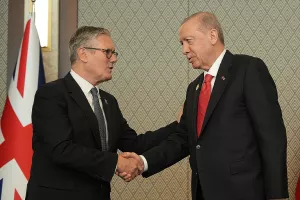 Περίστροφο με το όνομά τους: Το ασυνήθιστο δώρο του Ερντογάν στους ηγέτες του ΝΑΤΟ