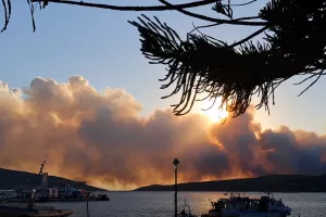 Κρίσιμες ώρες στη Σκύρο: Ολονύχτια μάχη με τις φλόγες, συνεχίζεται η κατάσβεση – Πλημμύρες και εγκλωβισμοί στη Μάνη
