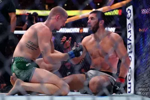 (UFC 330) Νικητής ο Islam Makhachev