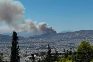 Φωτιά στη Δυτική Αττική: "Είχε εγκλωβιστεί κόσμος, έχουν καεί πολλά σπίτια"