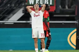 Ο Ολυμπιακός λύγισε με 10 και... αντίο Champions League