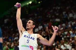 Ο Γιαννούλης Λαρεντζάκης έφτασε τις 100 συμμετοχές με τη γαλανόλευκη