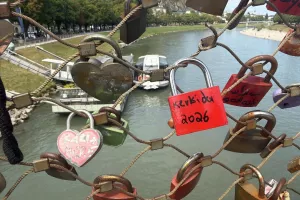 Οι αγάπες... κλειδώνουν και μένουν!