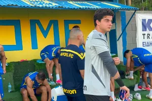 (ΒΙΝΤΕΟ/Φώτος Kerkida) Η είσοδος... των παικτών του ΑΠΟΕΛ