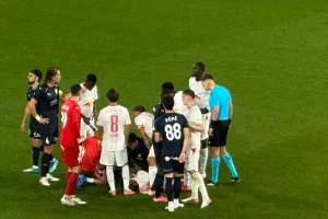 (Φώτος Kerkida/Ενδιαφέρει Πάφο) Περνά την πόρτα του χειρουργείου ο Aguilar
