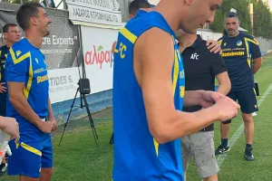 (ΒΙΝΤΕΟ/Φώτος Kerkida) Η είσοδος... των παικτών του ΑΠΟΕΛ