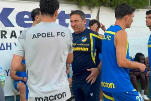 (ΒΙΝΤΕΟ/Φώτος Kerkida) Η είσοδος... των παικτών του ΑΠΟΕΛ