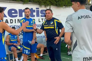 (ΒΙΝΤΕΟ/Φώτος Kerkida) Η είσοδος... των παικτών του ΑΠΟΕΛ