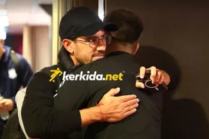 (ΦΩΤΟ/αποδυτήρια-Mεγάλες... αγκαλιές!