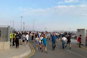 (Φώτος Kerkida) Μαζεύεται ο κόσμος του Απόλλωνα