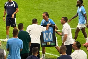 (ΦΩΤΟΣ kerkida) Βράβευσε τον 100άρη Σούνιτς  