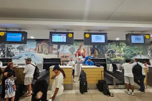 (Φώτος Kerkida) Στο αεροδρόμιο Πάφου