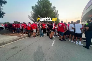 (ΦΩΤΟΣ kerkida) ''Ερυθρόλευκη' εξόρμηση στο ΓΣΠ / Ουρά στην είσοδο  