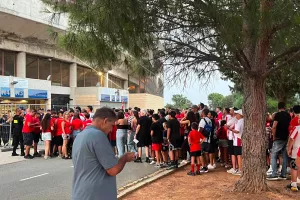 (ΦΩΤΟΣ/ΒΙΝΤΕΟ kerkida) ''Ερυθρόλευκη' εξόρμηση στο ΓΣΠ / Ουρά στην είσοδο  
