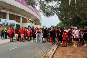 (ΦΩΤΟΣ/ΒΙΝΤΕΟ kerkida) ''Ερυθρόλευκη' εξόρμηση στο ΓΣΠ / Ουρά στην είσοδο  
