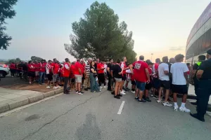 (ΦΩΤΟΣ/ΒΙΝΤΕΟ kerkida) ''Ερυθρόλευκη' εξόρμηση στο ΓΣΠ / Ουρά στην είσοδο  