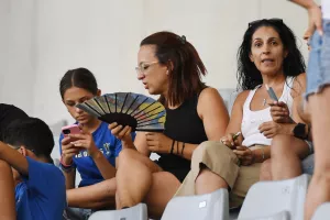 Με βεντάλιες και ανεμιστηράκια  