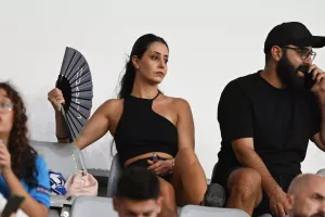 Με βεντάλιες και ανεμιστηράκια  