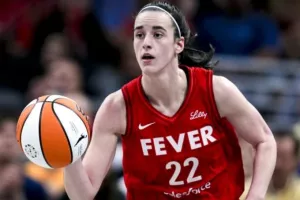 Η Κλαρκ πέτυχε ιστορικό triple-double