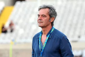Παρακολουθεί ο Ζήσης... 