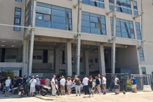 Ο κόσμος έξω από την Τούμπα (φώτος) 