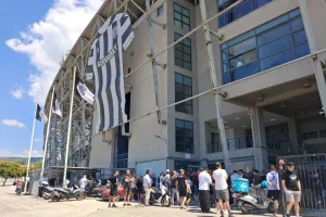Ο κόσμος έξω από την Τούμπα (φώτος) 