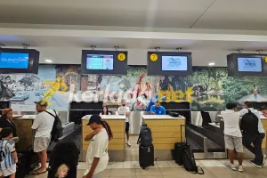 (Φώτος Kerkida) Στο αεροδρόμιο Πάφου