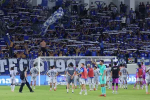 Ο κόσμος έμεινε και τραγούδησε...
